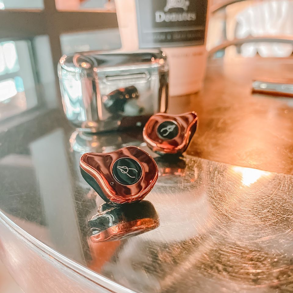 Contact Wireless Earbuds Ireland 1